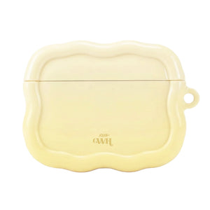 Glanzende lichtgele Buttercup AirPods case met golvende randen en xoxo GWH logo.