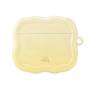 Glanzende, zachtgele Buttercup AirPods case met golvende randen en xoxo GWH logo.