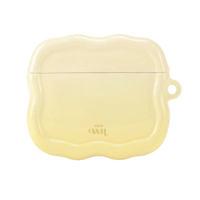Glanzende, zachtgele Buttercup AirPods case met golvende randen en xoxo GWH logo.