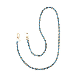 Lange Classic Chain telefoonband van denimblauw textiel en goudkleurige schakels met karabijnhaken.