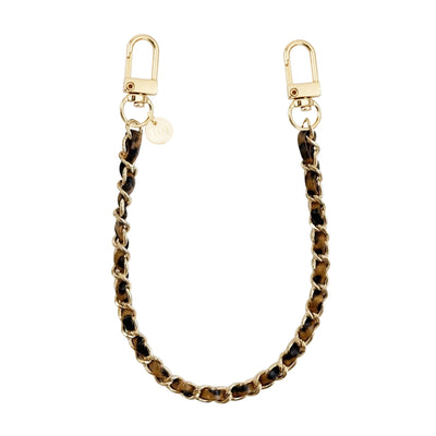 Korte gouden ketting met luipaardprint schakels en twee karabijnhaken.