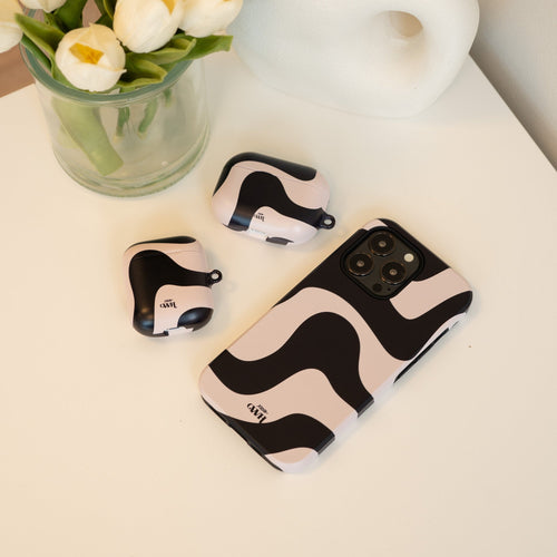 xoxo Wildhearts - xoxo Wildhearts telefoonhoesje geschikt voor iPhone 14 Pro Max met AirPods 3 hoesje - set - Ride With Me - Double Layer - Telefoonhoesje met dubbele beschermlaag - Golvend patroon case - Zwart en beige