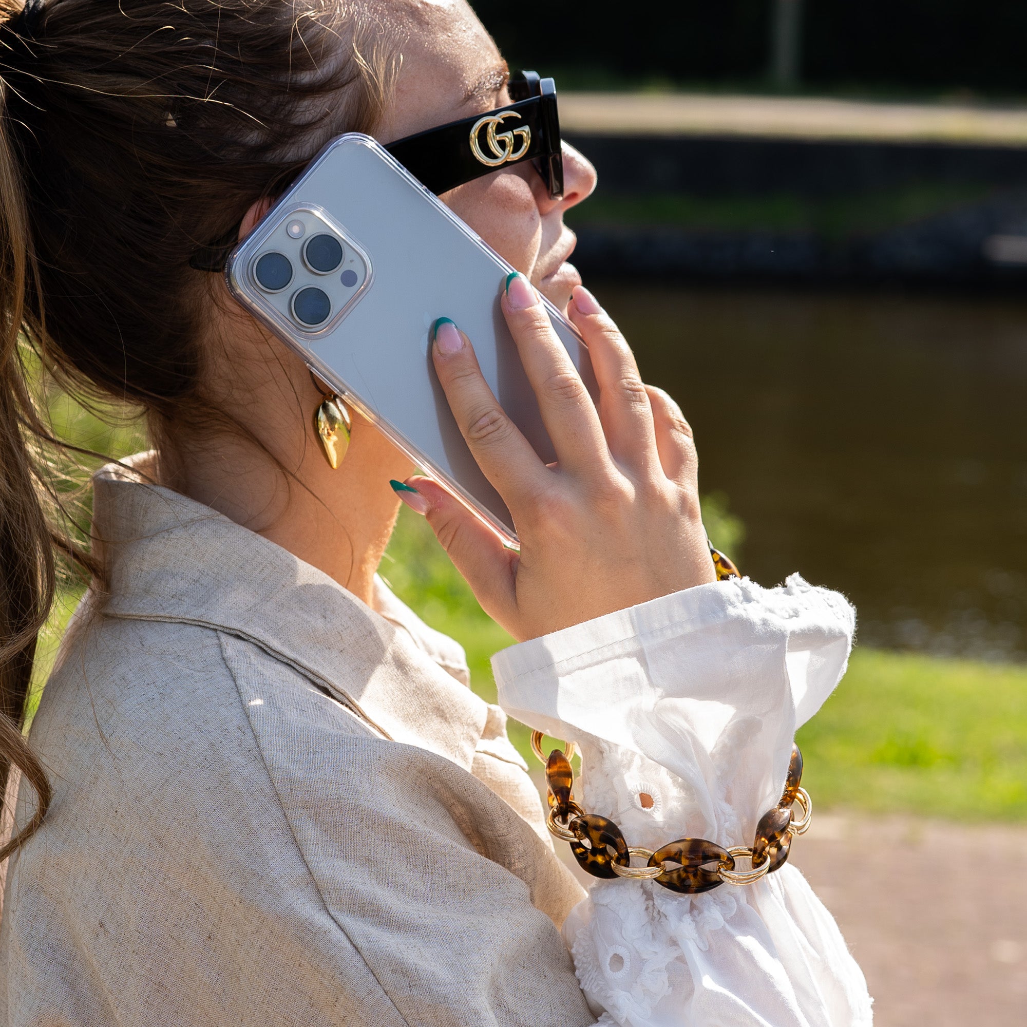 xoxo Wildhearts - iPhone 14 Plus - Marble Brown Transparant Cord Case - Short Cord