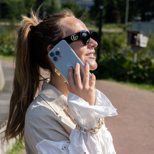 xoxo Wildhearts - iPhone 13 Pro - Marble Creme Transparant Cord Case - Short Cord