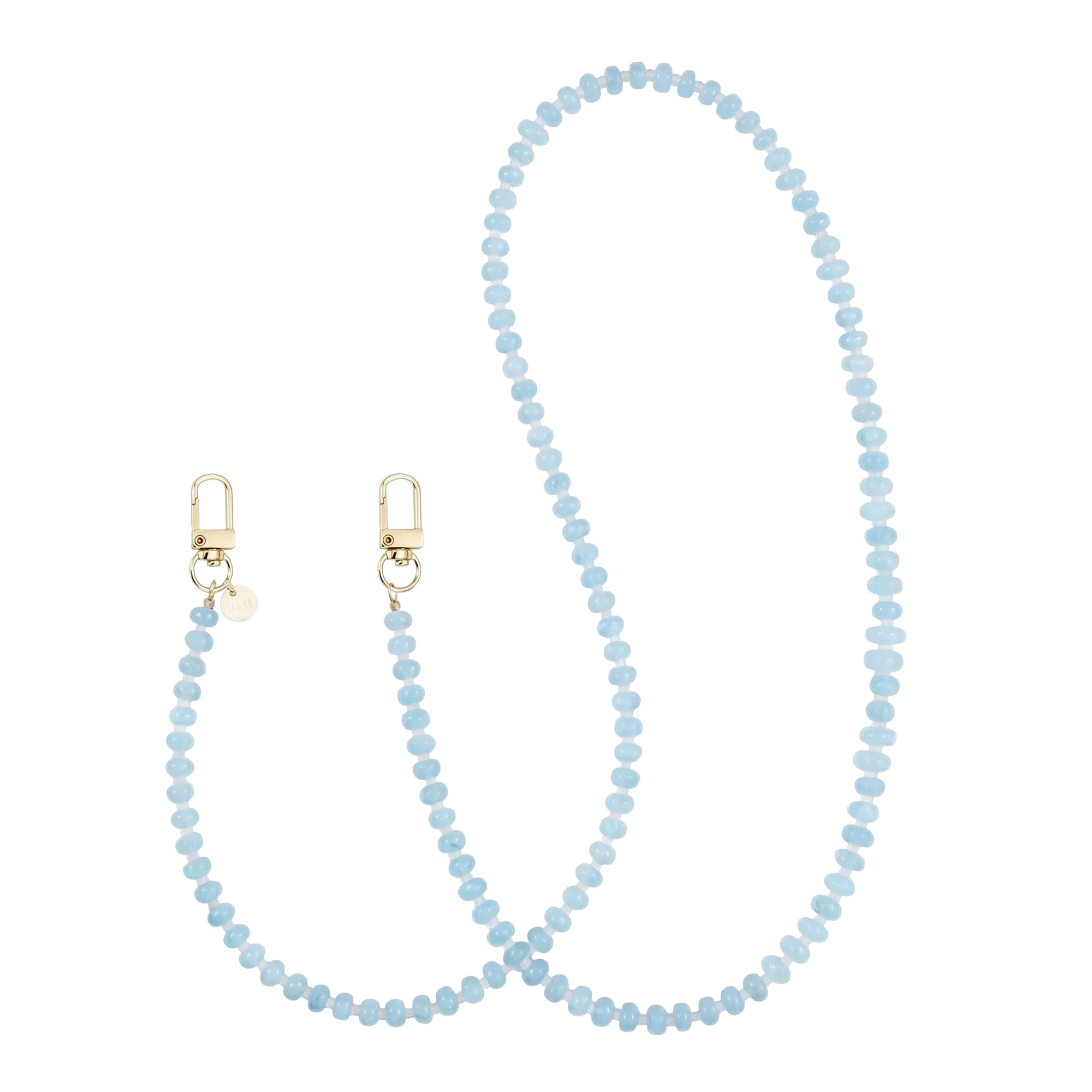 Lange Dusty Blue telefoonkoord van kralen met gouden haakjes en een parel detail.