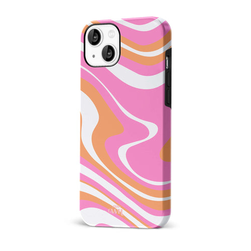 Glossy Chasing Sunsets iPhone 15 hoesje met roze, oranje en wit golvend design.