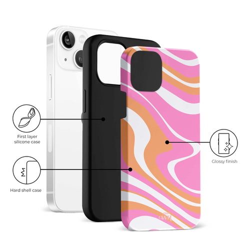 Glossy Chasing Sunsets iPhone 15 hoesje met roze, oranje en wit golvend design, inclusief siliconen en harde schaal.