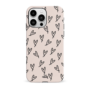 Glossy beige iPhone 15 Pro hoesje met zwarte handgetekende hartjes en "xoxo GWH" logo.