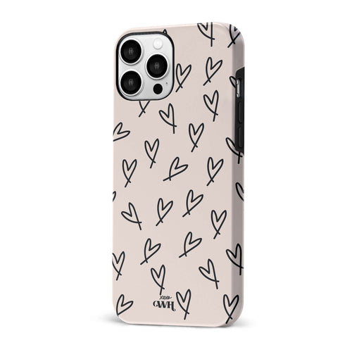 Glossy beige iPhone 15 Pro hoesje met zwarte handgetekende hartjes en "xoxo GWH" logo.