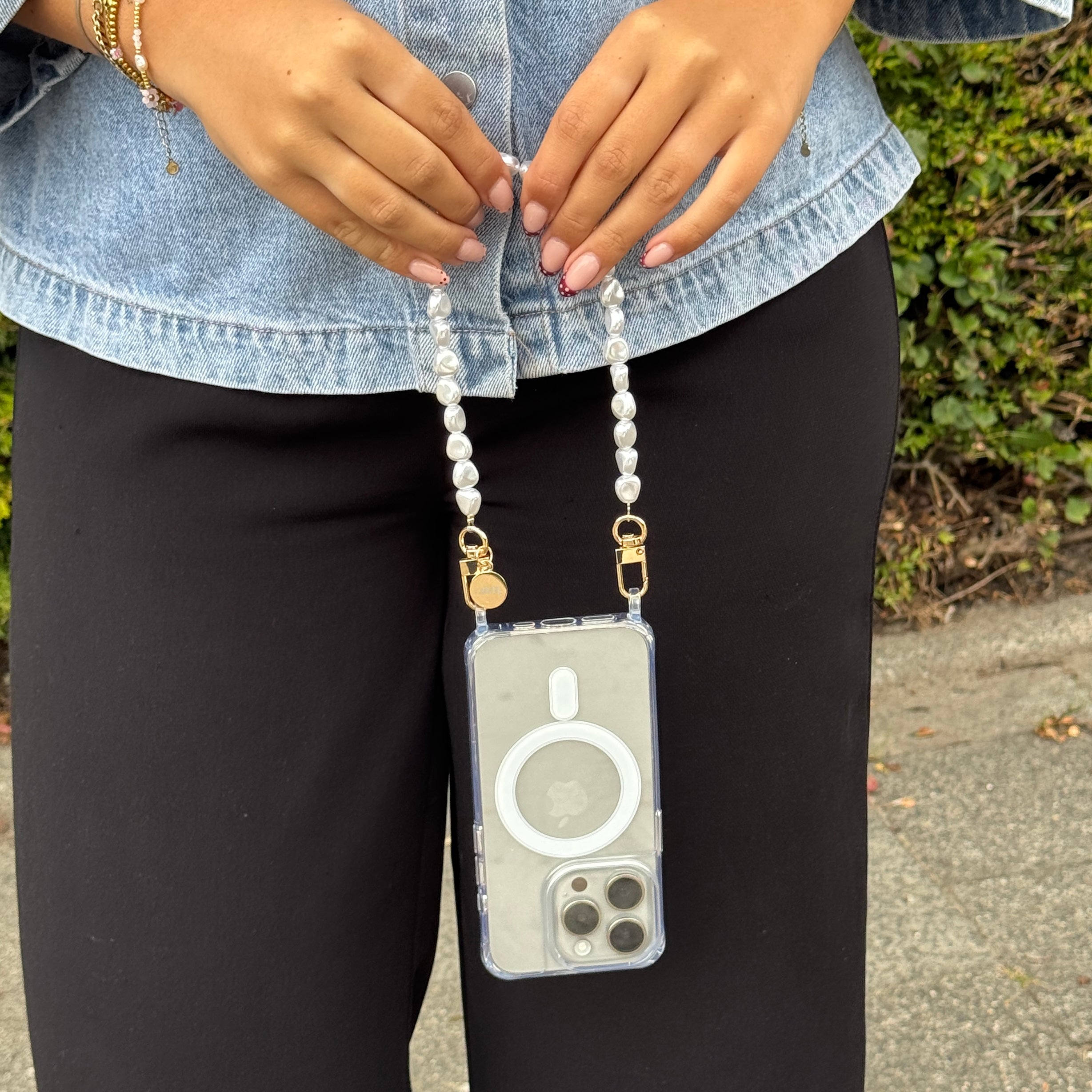 xoxo Wildhearts iPhone 17 - Pearlfection MagSafe Cord Case - Short cord