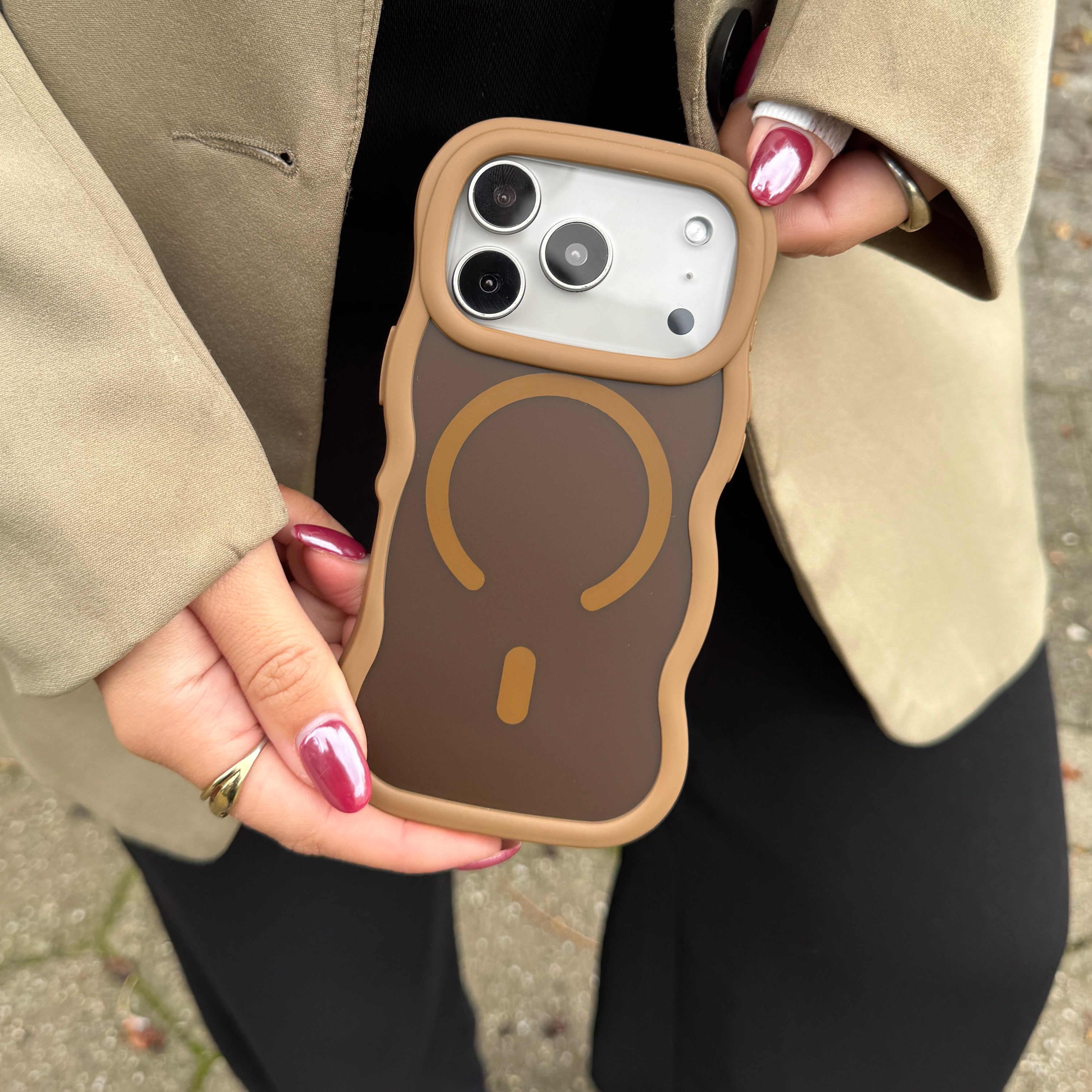 Matte Wavy Case MagSafe Brown