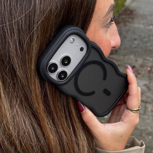 xoxo Wildhearts Matte Wavy Case MagSafe Black - iPhone 17