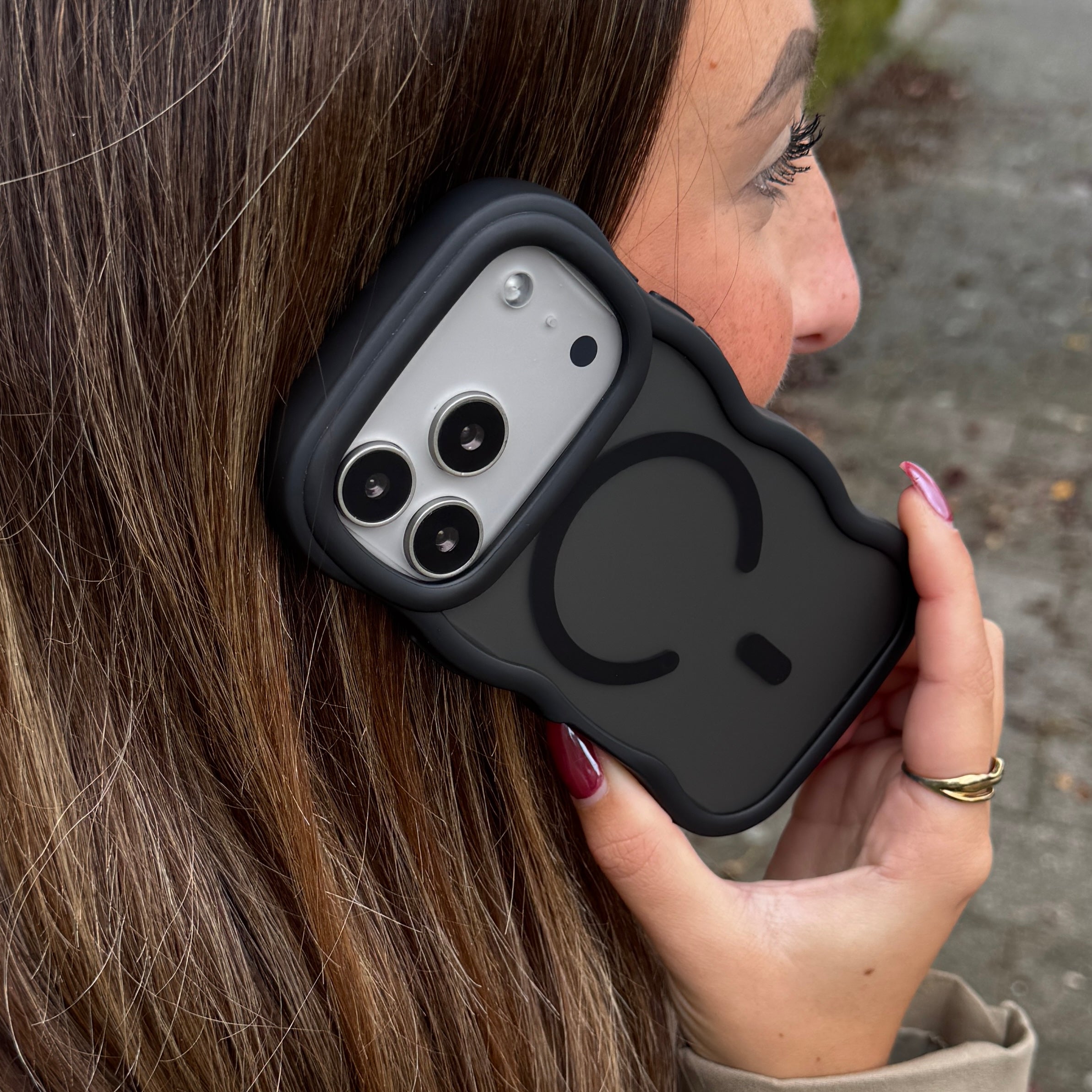 xoxo Wildhearts Matte Wavy Case MagSafe Black - iPhone 17