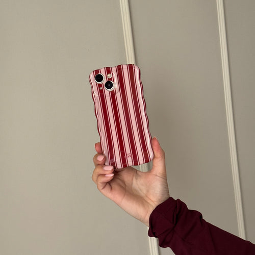 xoxo Wildhearts Glossy Wavy Case Cozy Affair (Burgundy) - iPhone 14