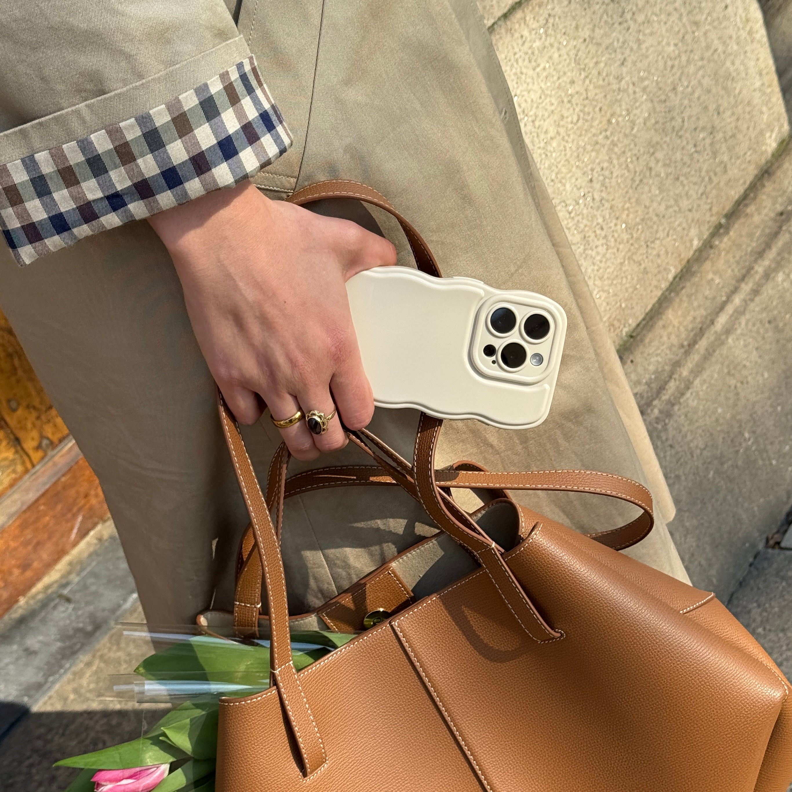 xoxo Wildhearts Glossy Wavy Case Beige - iPhone 17