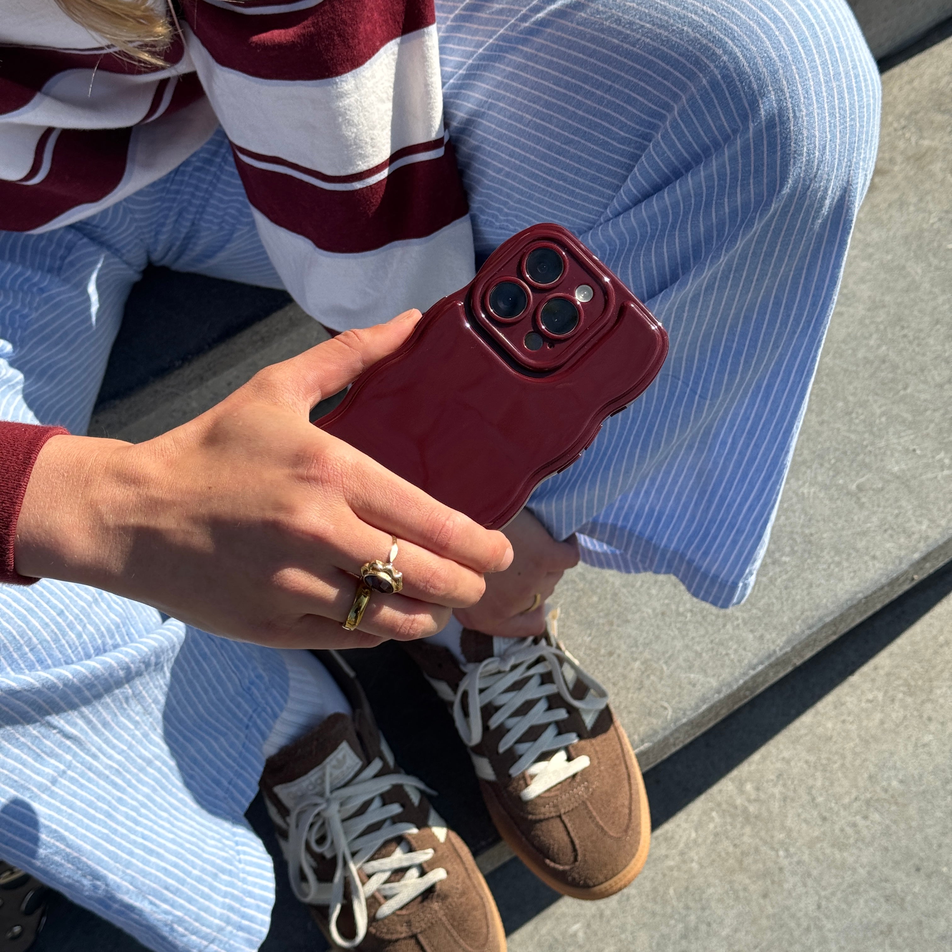 xoxo Wildhearts Glossy Wavy Case Burgundy - iPhone 17