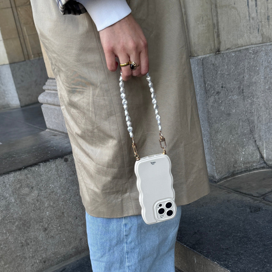 Glossy Wavy Cord Case Beige - Pearlfection (short) - iPhone 17 Pro