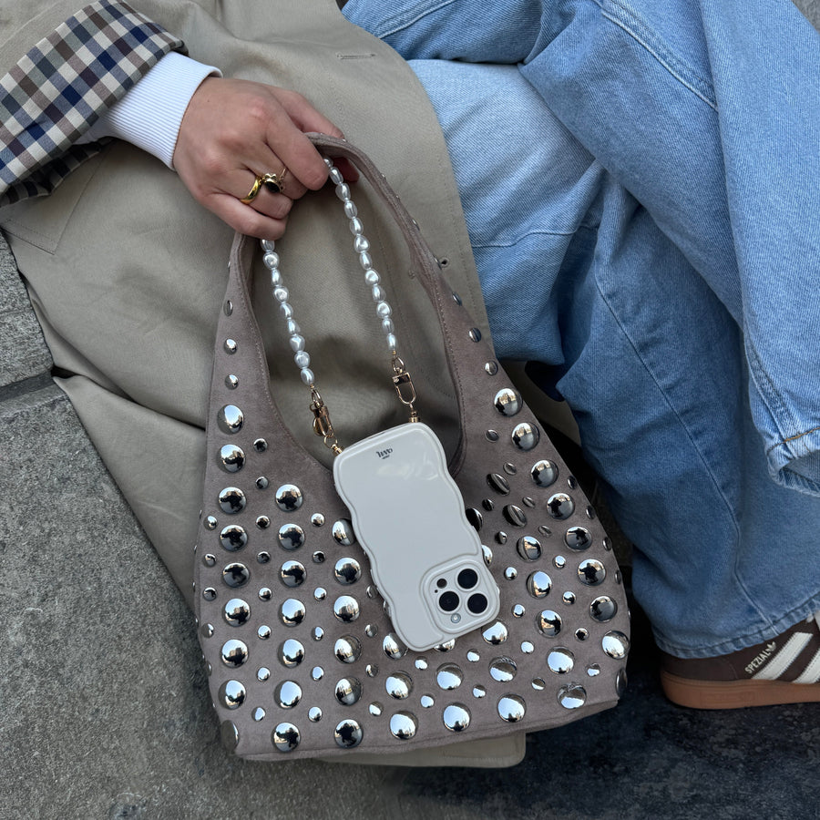 Glossy Wavy Cord Case Beige - Pearlfection (short) - iPhone 17 Pro