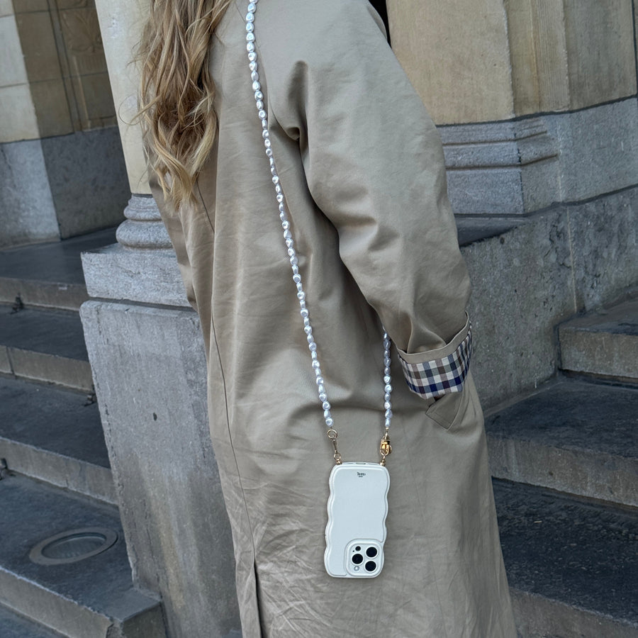 Glossy Wavy Cord Case Beige - Pearlfection (long) - iPhone 17 Pro