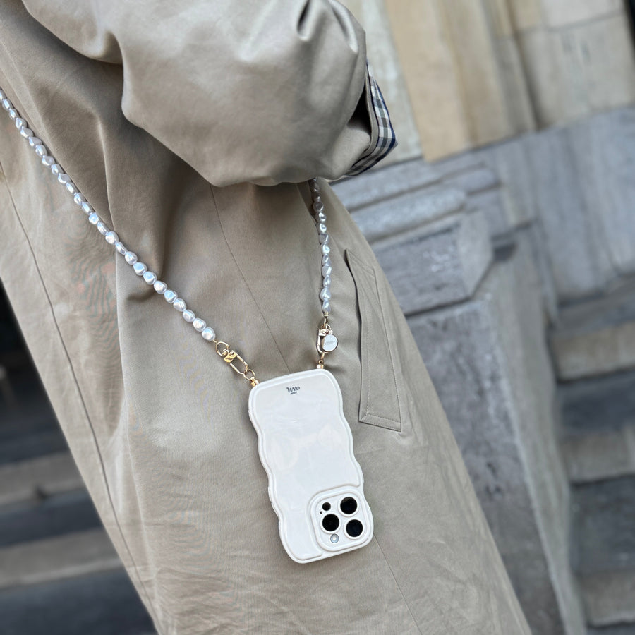 Glossy Wavy Cord Case Beige - Pearlfection (long) - iPhone 17 Pro