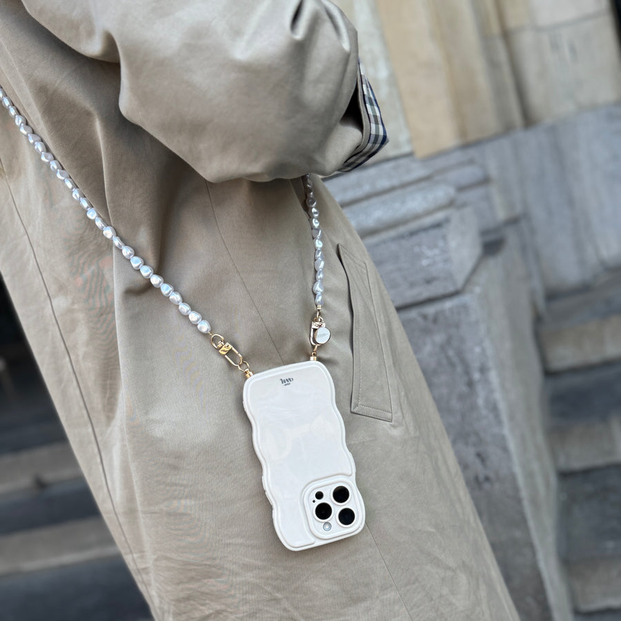 xoxo Wildhearts Glossy Wavy Cord Case Beige - Pearlfection (long) - iPhone 16 Pro Max