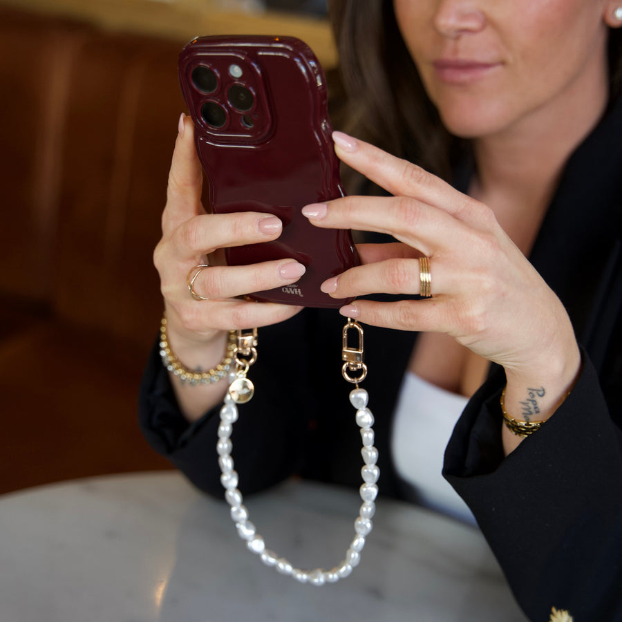 Glossy Wavy Cord Case Burgundy - Pearlfection (short) - iPhone 17 Pro Max