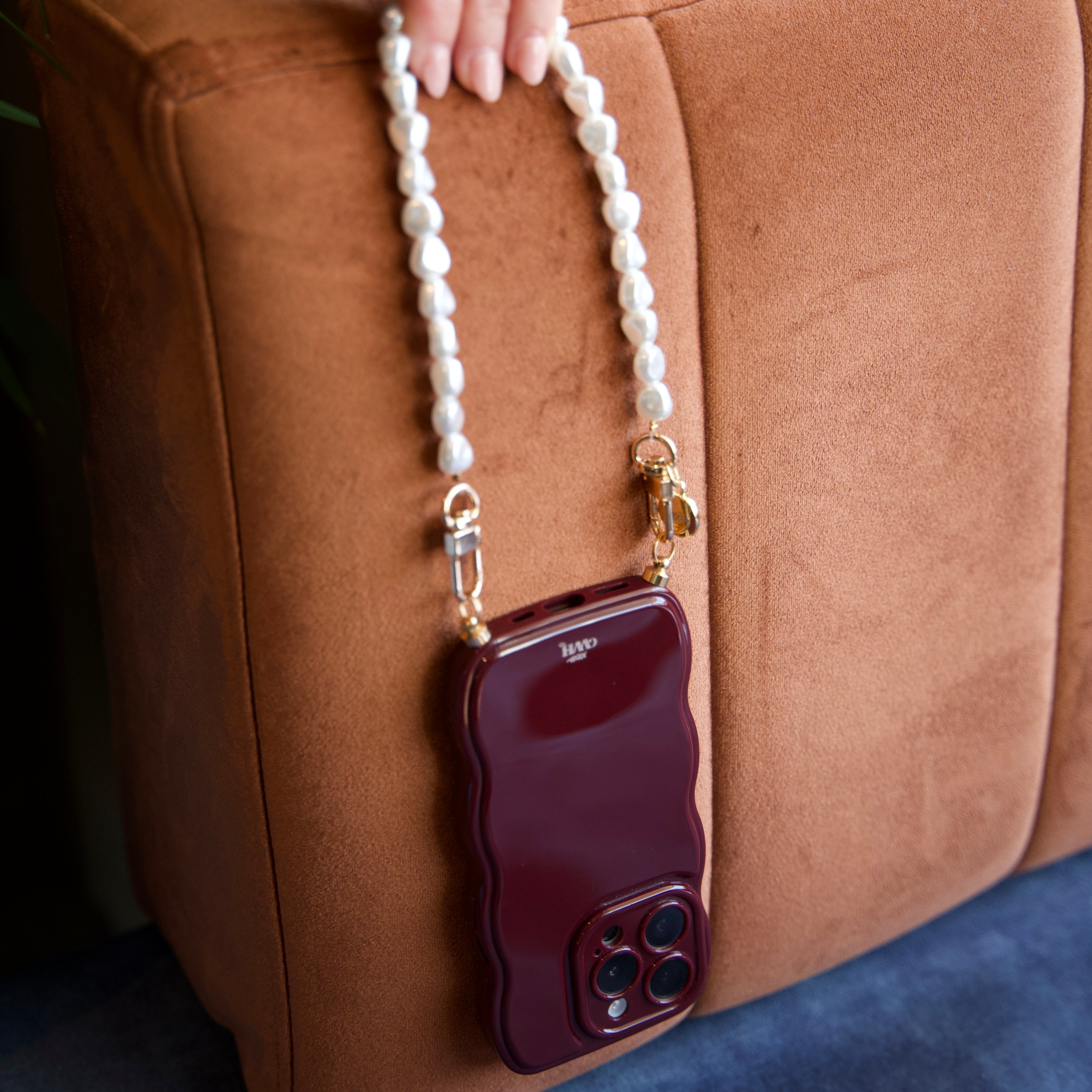 xoxo Wildhearts Glossy Wavy Cord Case Burgundy - Pearlfection (short) - iPhone 16 Pro Max