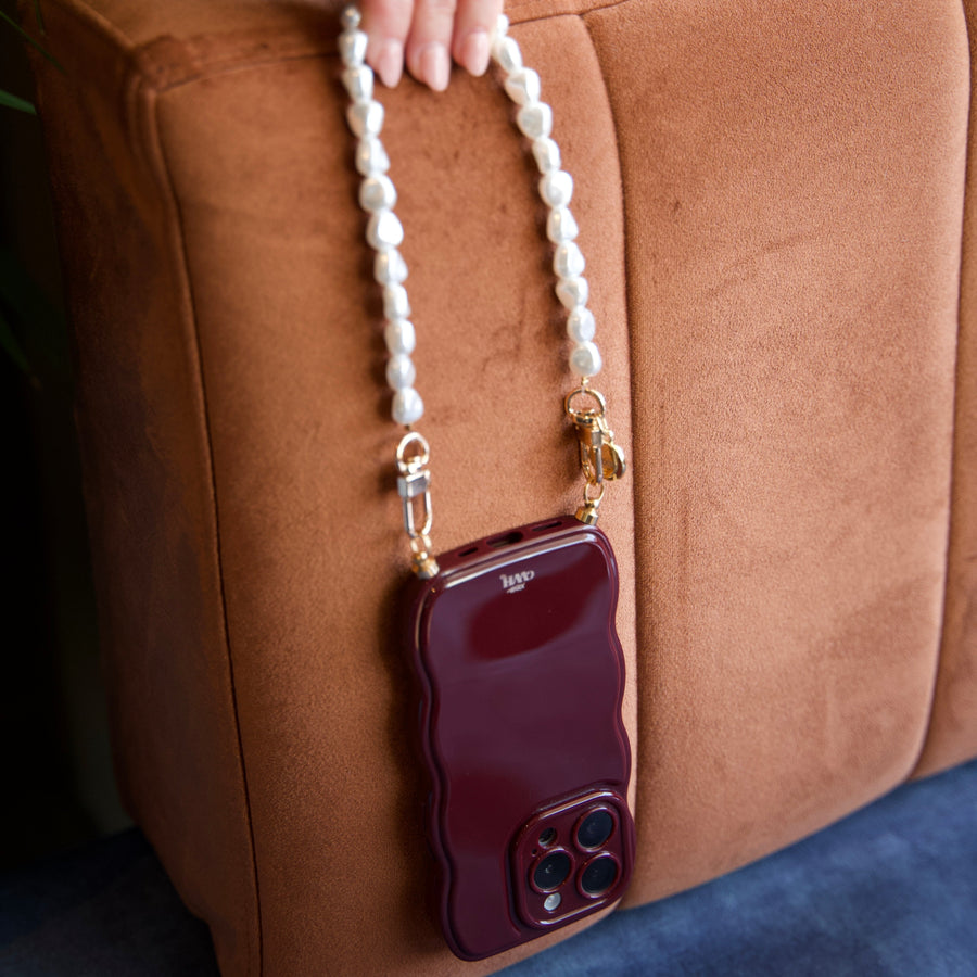 Glossy Wavy Cord Case Burgundy - Pearlfection (short) - iPhone 17