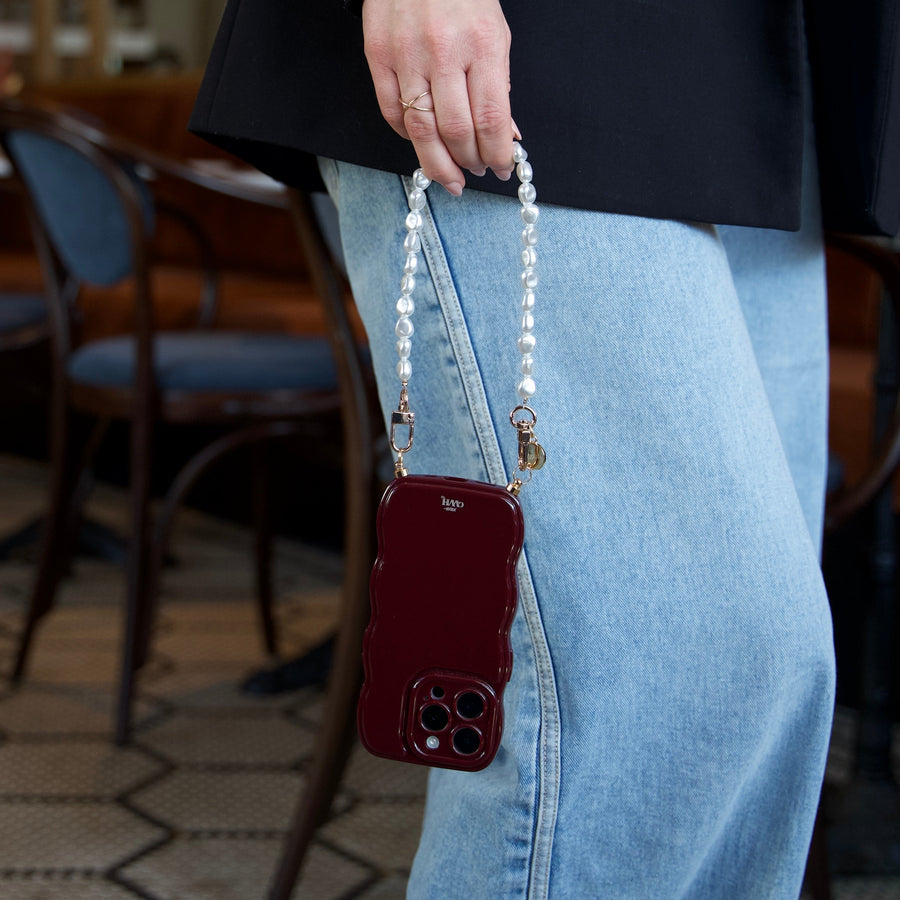 Glossy Wavy Cord Case Burgundy - Pearlfection (short) - iPhone 17 Air