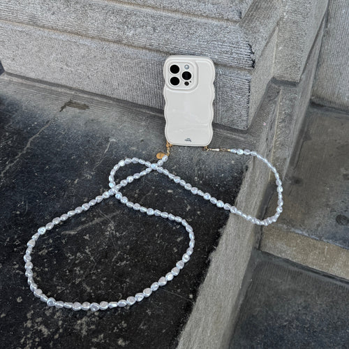 xoxo Wildhearts Glossy Wavy Cord Case Beige - Pearlfection (long) - iPhone 17 Pro