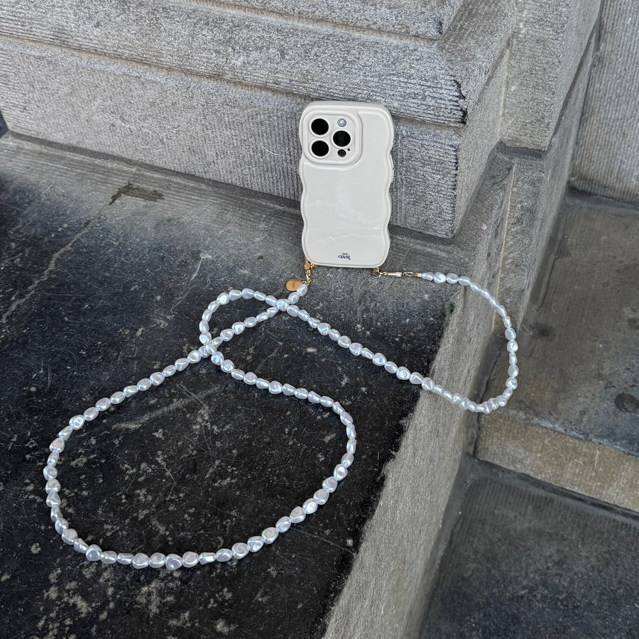 Glossy Wavy Cord Case Beige - Pearlfection (long) - iPhone 17
