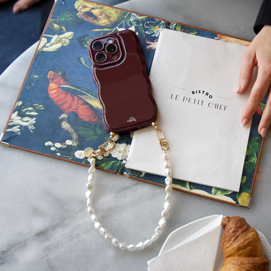 Glossy Wavy Cord Case Burgundy - Pearlfection (short) - iPhone 17 Pro Max