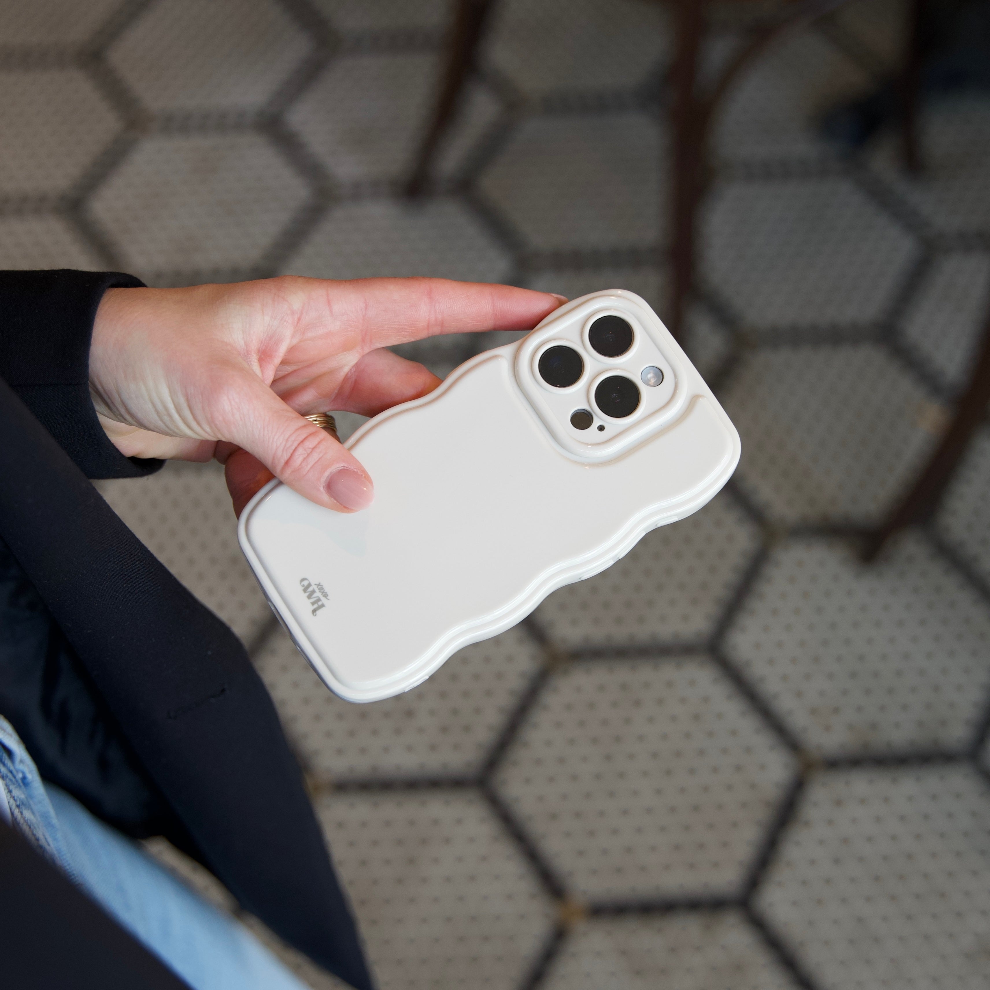 xoxo Wildhearts Glossy Wavy Case Beige - iPhone 17