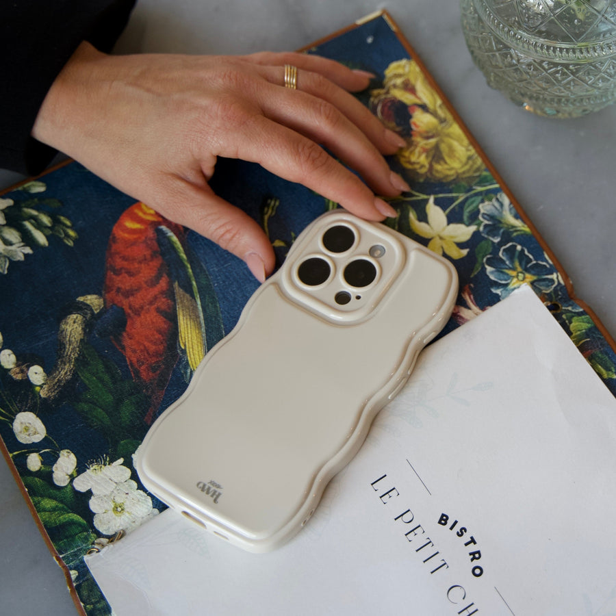 Glossy Wavy Case Beige - iPhone 17