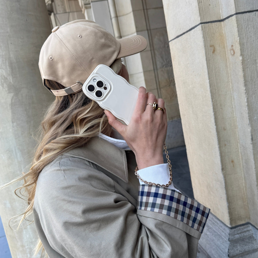 Glossy Wavy Cord Case Beige - Dreamy (short) - iPhone 17 Air