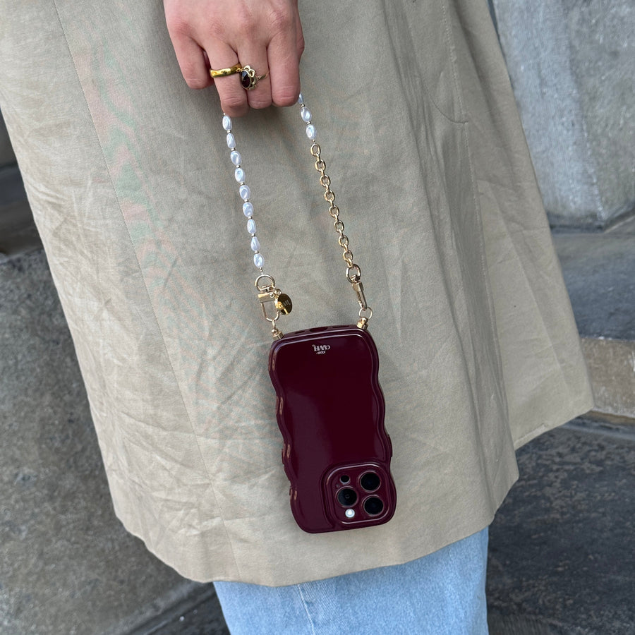 Glossy Wavy Cord Case Burgundy - Over The Moon (short) - iPhone 17 Pro