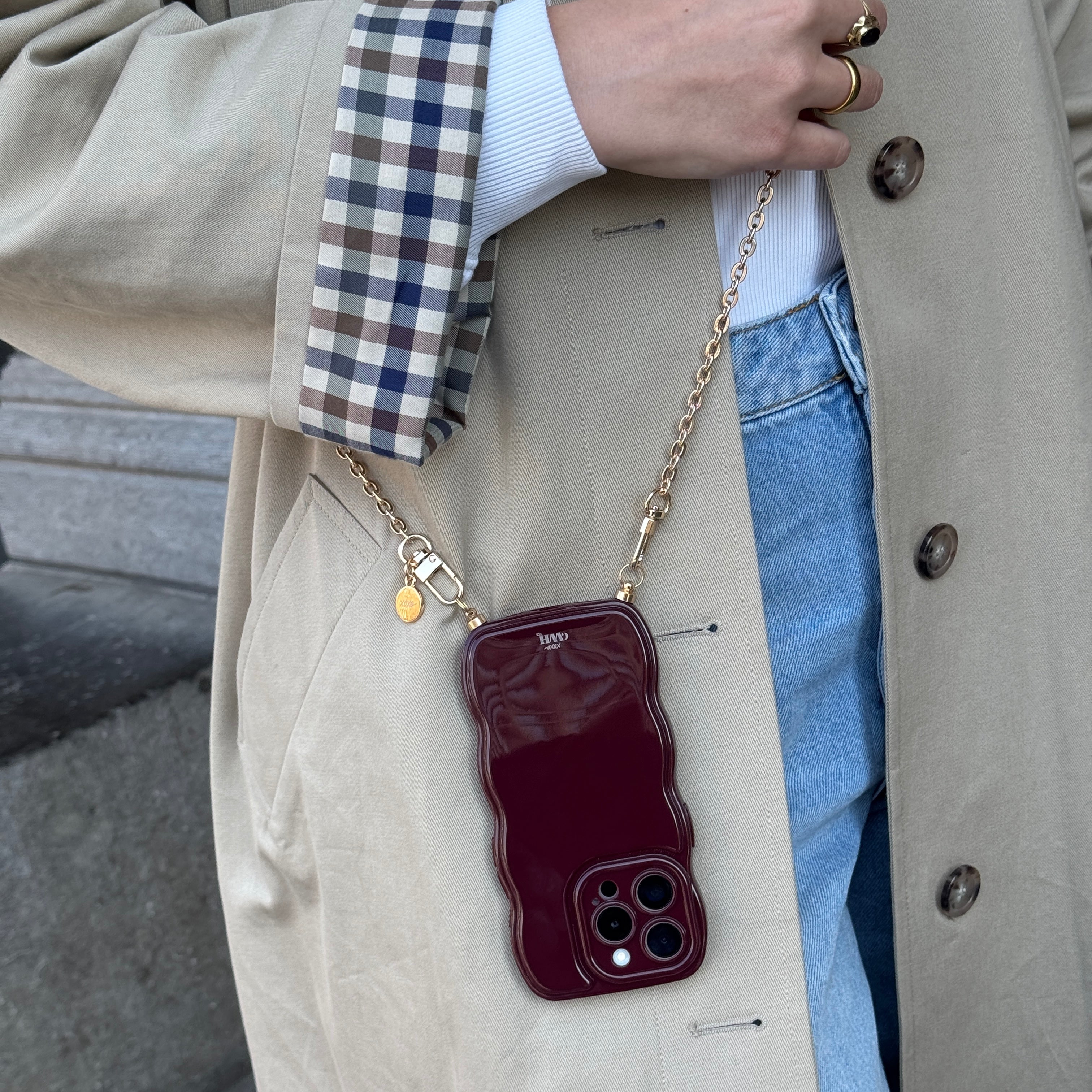 xoxo Wildhearts Glossy Wavy Cord Case Burgundy - Dreamy (long) - iPhone 17 Pro Max