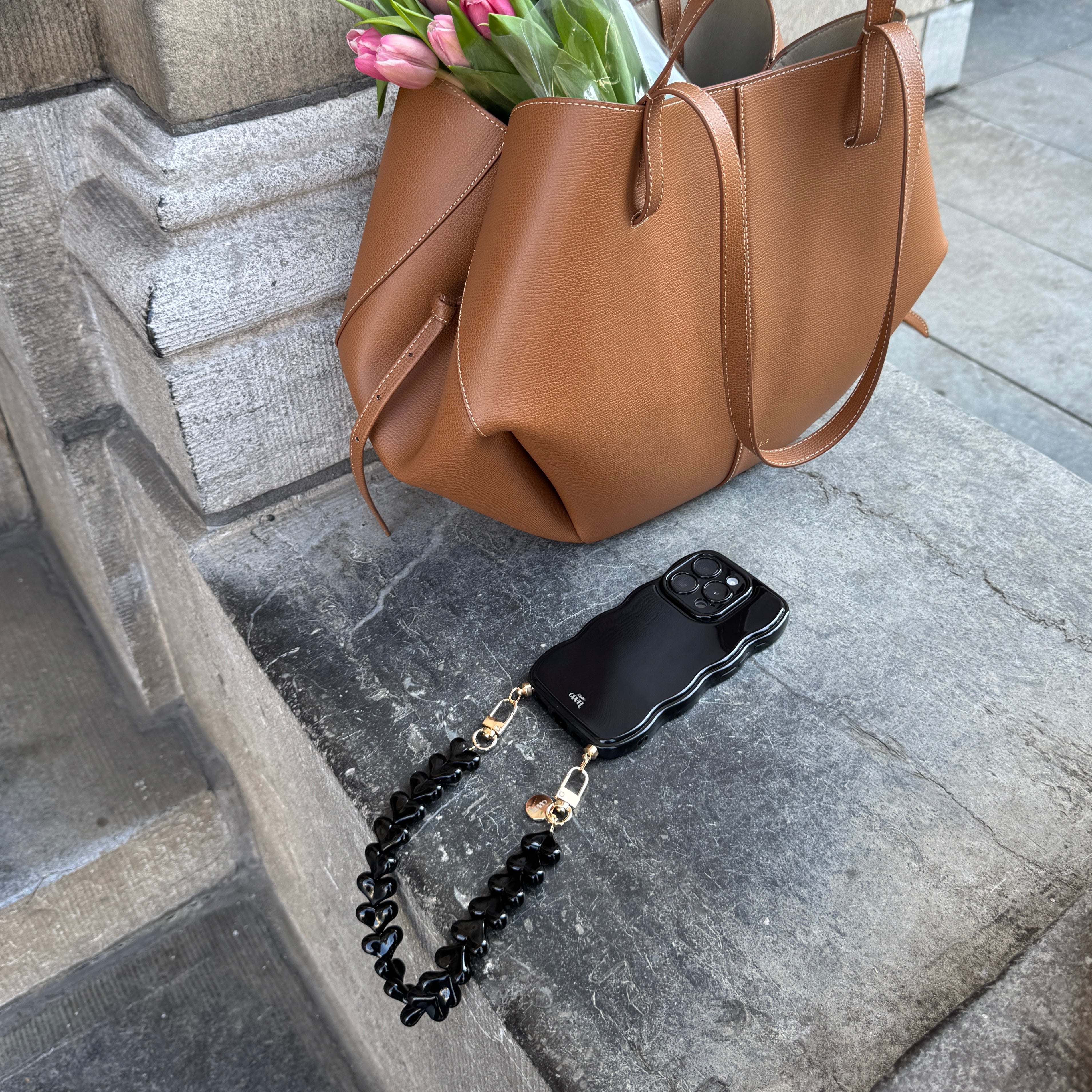 xoxo Wildhearts Glossy Wavy Cord Case Black - Funky Hearts (black) - iPhone 17 Pro