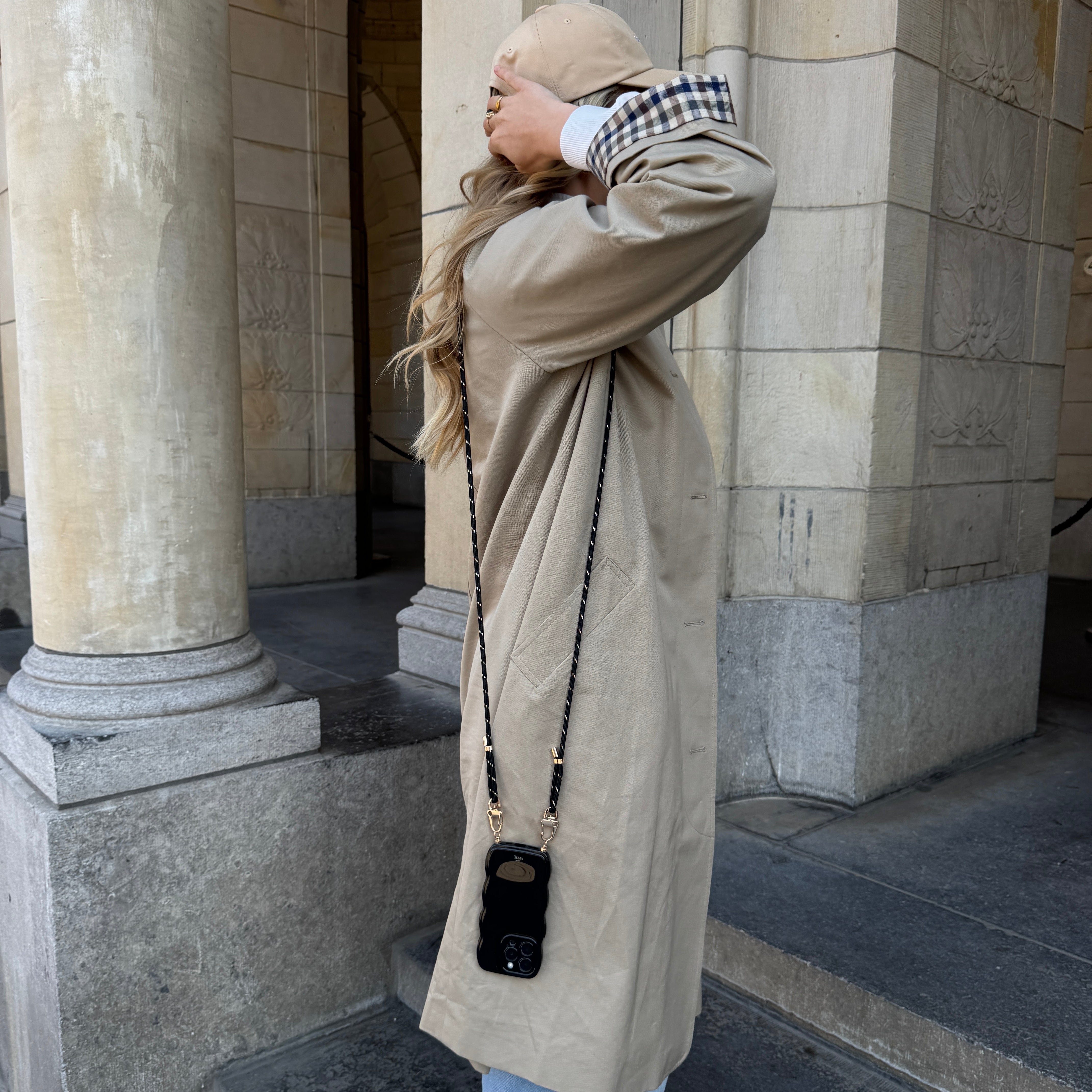 xoxo Wildhearts Glossy Wavy Cord Case Black - Gold Goddess - iPhone 17 Air