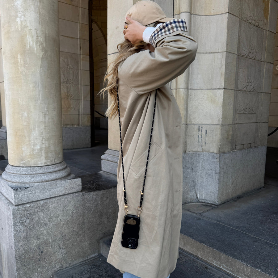 Glossy Wavy Cord Case Black - Gold Goddess - iPhone 17