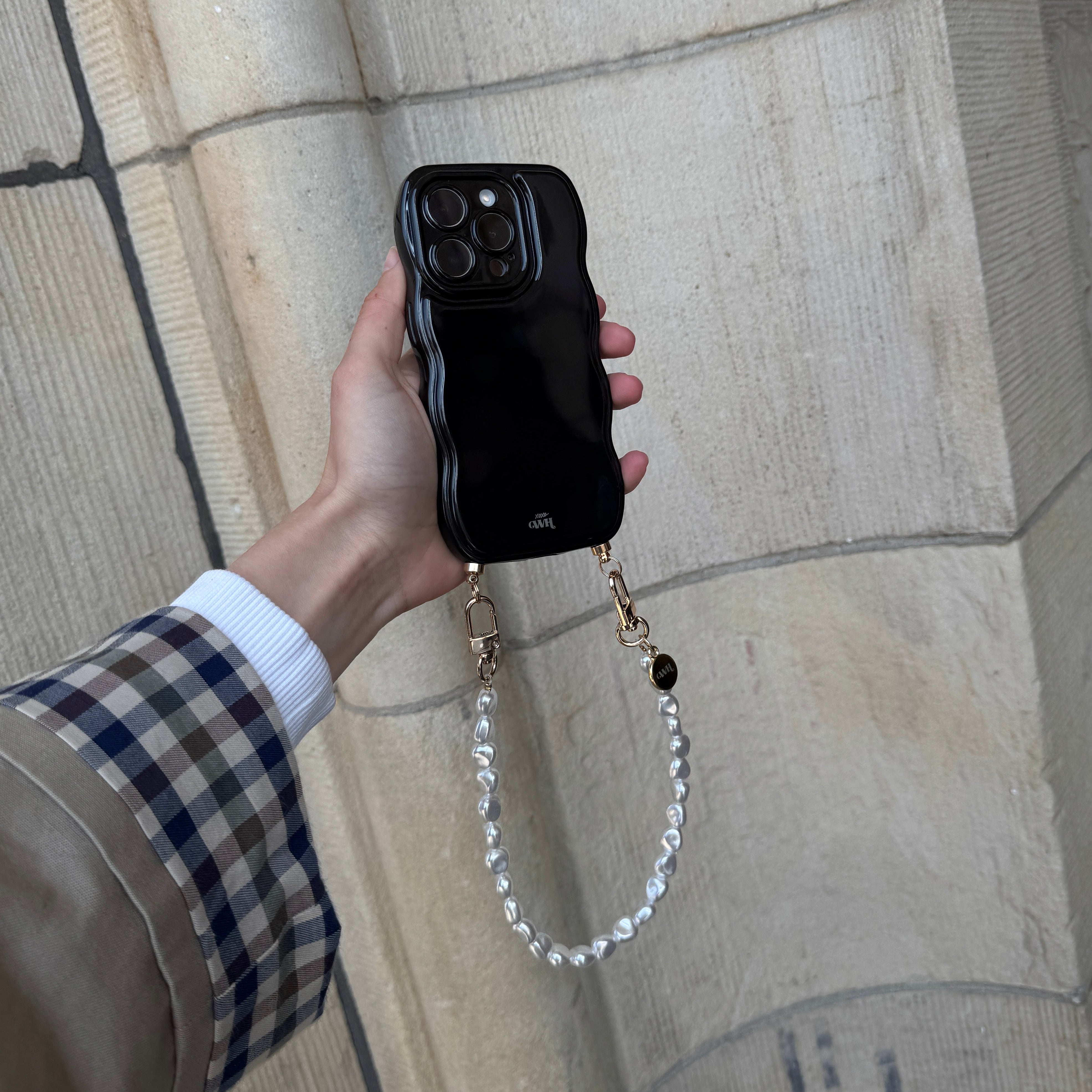 xoxo Wildhearts Glossy Wavy Cord Case Black - Pearlfection (short) - iPhone 17 Pro Max