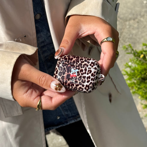 xoxo Wildhearts AirPods 4 - Cherry Wild