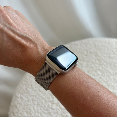 xoxo Wildhearts - xoxo Wildhearts Sterrenlicht Bundel - 2x Luxe band geschikt voor Apple Watch bandje - Series 1/2/3/4/5/6/7/8/9/10/SE - Maat: 38 mm / 40 mm / 41 mm / 42 mm - Milanese band en Siliconen band met Luipaard Patroon - iWatch bandje - Starlight