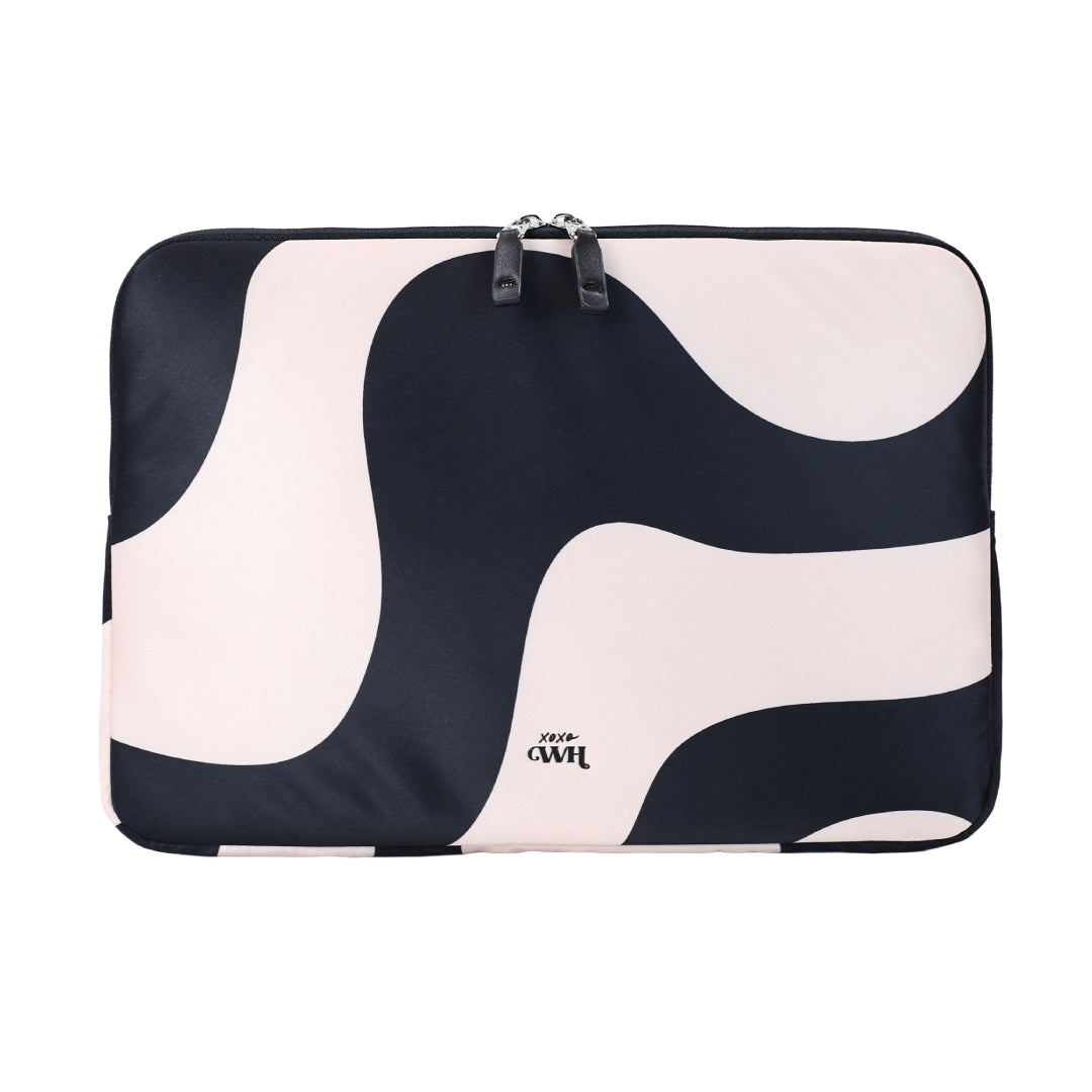 13-14 inch Ride With Me laptop sleeve met zwart-wit abstract patroon en rits.
