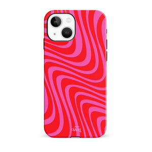 Berry Much iPhone 15 Plus hoesje met levendig roze/rood golvend design en matte afwerking.
