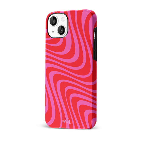 iPhone 15 Plus hoesje met levendig roze/rood golvend design en matte afwerking.