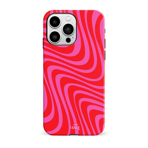 iPhone 15 Pro Max hoesje met levendig roze/rood golvend design en matte afwerking.