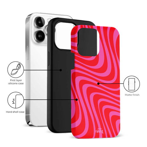 Berry Much iPhone 15 Pro Max hoesje met levendig roze/rood golvend design, matte afwerking en dubbele bescherming.