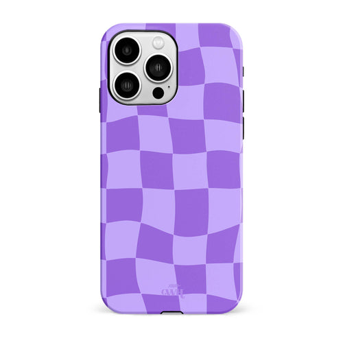 Mat paars en lila geblokt iPhone 15 Pro Max hoesje met golvend dambordpatroon en logo.