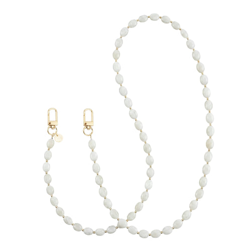 Lange Ocean Sand telefoonkoord met witte kralen en gouden details, inclusief twee gouden sluitingen.